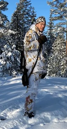 Henrik i vinterskog med jaktkläder