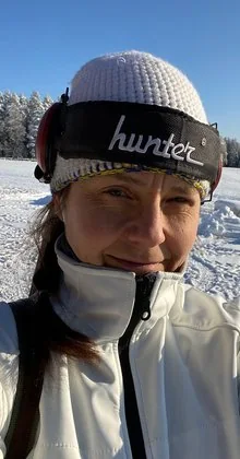 Louise ute i vintersol med mössa
